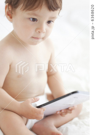 タブレットPCを持っている赤ちゃん 6368620