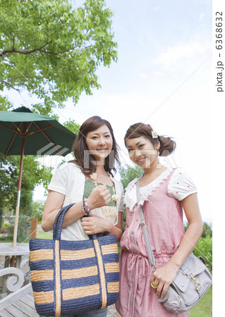 笑顔の女性2人 笑顔の女性2人 6368632