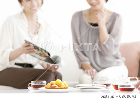 テーブルの上のタルトと紅茶 6368643