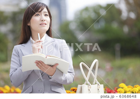 手帳を持っているビジネスウーマン 6368648