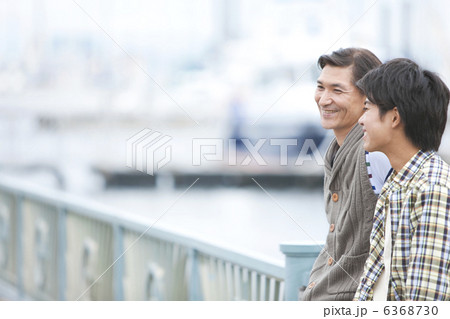 笑顔で会話している親子 笑顔で会話している親子 6368730