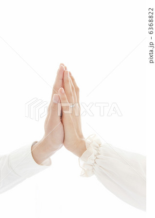 手を合わせているカップルの手 6368822