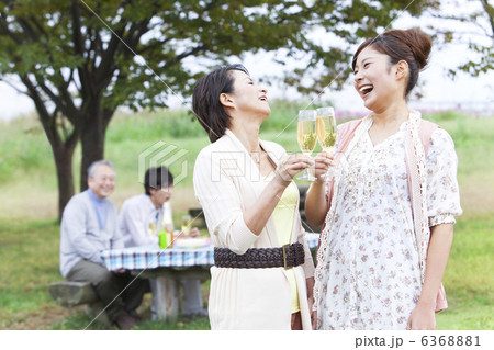 シャンパングラスで乾杯する笑顔の母娘 6368881
