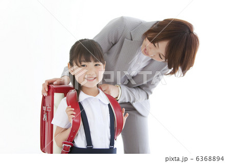 身支度をする親子 6368894