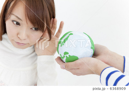 地球儀の音を聞く女性 地球儀の音を聞く女性 6368909