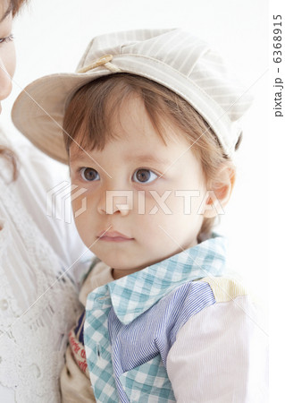 母親に抱っこされる赤ちゃん 6368915