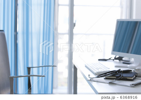診察室のデスク風景 6368916