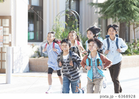 校庭を走っている小学生6人 6368928