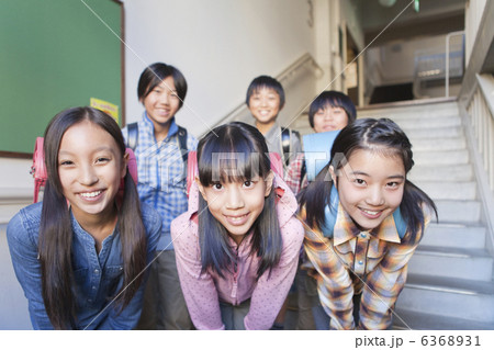 踊り場に集まる笑顔の小学生 6368931