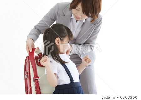 身支度をする親子 6368960