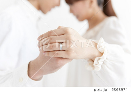 手を握っているカップルの手 手を握っているカップルの手 6368974