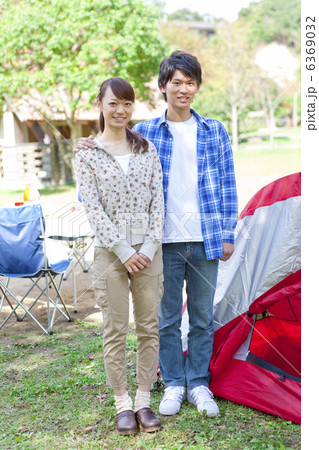 キャンプをしている笑顔の夫婦 キャンプをしている笑顔の夫婦 6369032