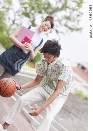 バスケットボールで遊ぶ男性と笑顔の女性 バスケットボールで遊ぶ男性と笑顔の女性 6369063