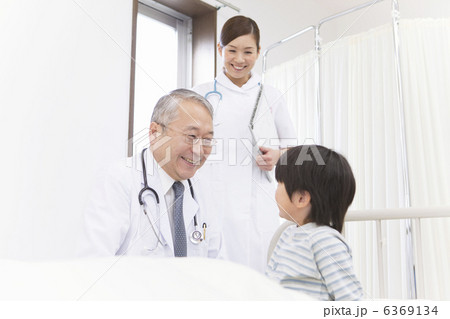 男の子と話す医師と看護師 6369134