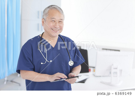 タブレットPCを手に持つ医師 タブレットPCを手に持つ医師 6369149