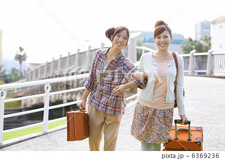 腕を組んで歩いている女性2人の写真素材