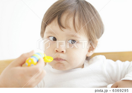 離乳食を食べる赤ちゃん 6369295