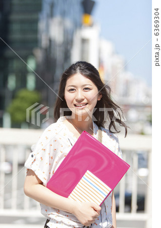 ファイルを持っている笑顔の女性 6369304