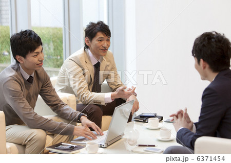 打ち合わせ中のビジネスマン3人 6371454