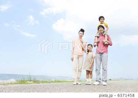 笑顔の家族4人 笑顔の家族4人 6371458