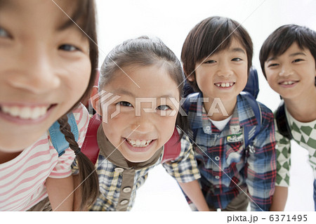 笑顔の小学生4人 笑顔の小学生4人 6371495