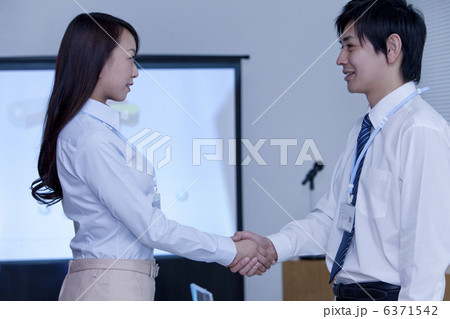 握手をするビジネスマンとビジネスウーマン 6371542