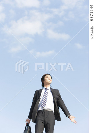 手を広げるビジネスマン 手を広げるビジネスマン 6371544