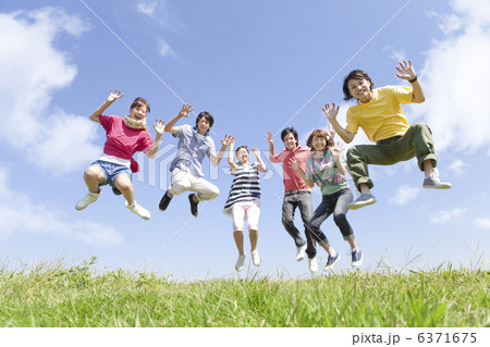 ジャンプしている若者6人 6371675