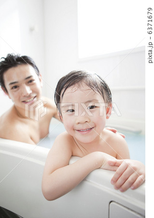 入浴する親子 6371679