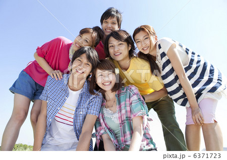 笑顔の若者6人 6371723