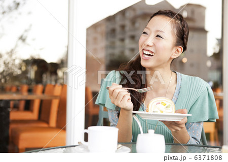 ティータイム中の女性 6371808