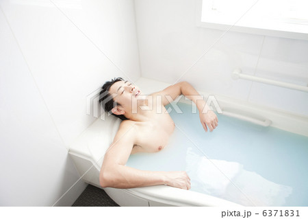 入浴する男性 入浴する男性 6371831