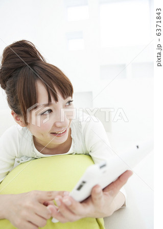 タブレットPCを操作する女性 6371843