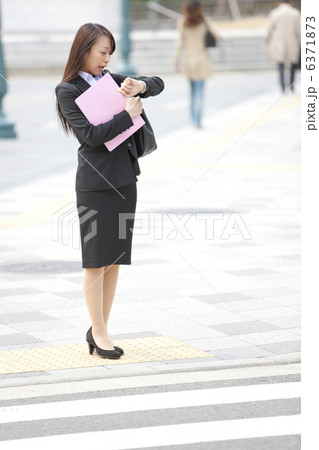 腕時計を見て驚くビジネスウーマン 6371873