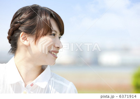 遠くを見ている女性 遠くを見ている女性 6371914