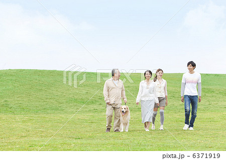 犬と散歩している4人家族 犬と散歩している4人家族 6371919