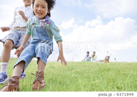 走っている子供と見守る両親 走っている子供と見守る両親 6371949