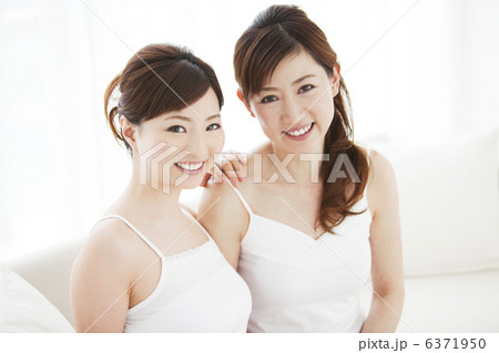 肩に手を乗せる娘と母親 6371950