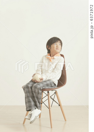 地球儀を持って座る男の子 地球儀を持って座る男の子 6371972