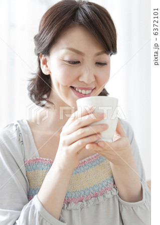 お茶を飲んでいる女性 お茶を飲んでいる女性 6372101