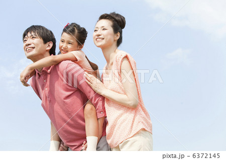 空を見上げる家族3人 空を見上げる家族3人 6372145
