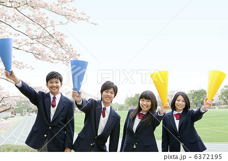 メガホンを持つ男女学生4人 6372195