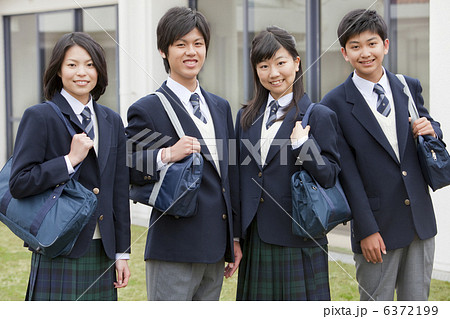 笑顔の男女中高生4人 6372199