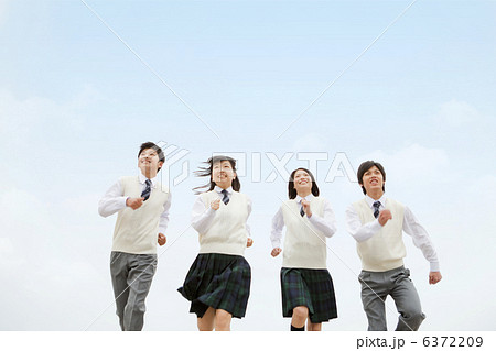 走る男女中高生4人 走る男女中高生4人 6372209