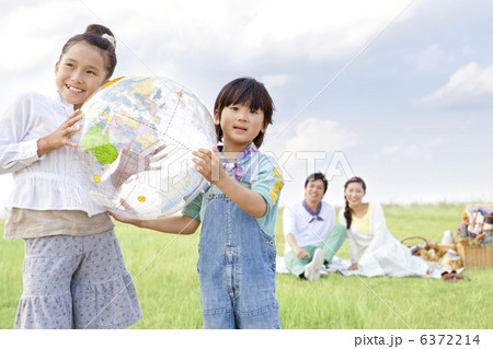 地球儀を持っている子供と見守る両親 地球儀を持っている子供と見守る両親 6372214