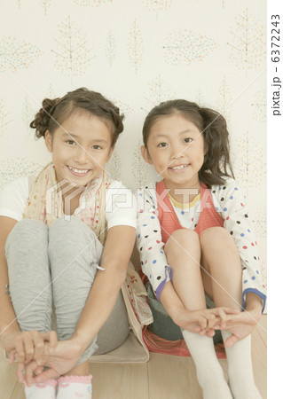 座っている女の子2人 座っている女の子2人 6372243