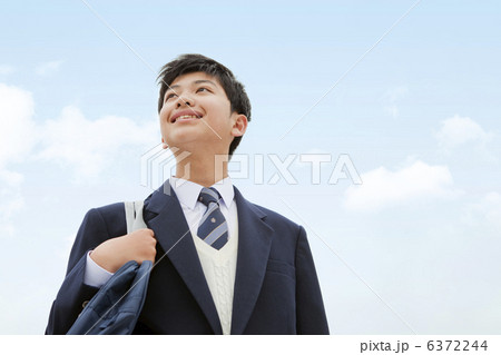 空を見上げる男子中高生 6372244