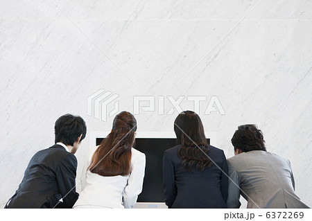 4人のビジネスマンとビジネスウーマンの後姿 6372269