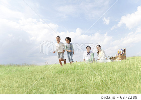 走っている子供と見守る両親 走っている子供と見守る両親 6372289