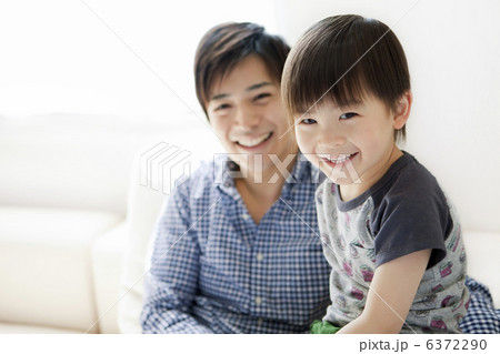 ソファに座る男の子と父親 ソファに座る男の子と父親 6372290